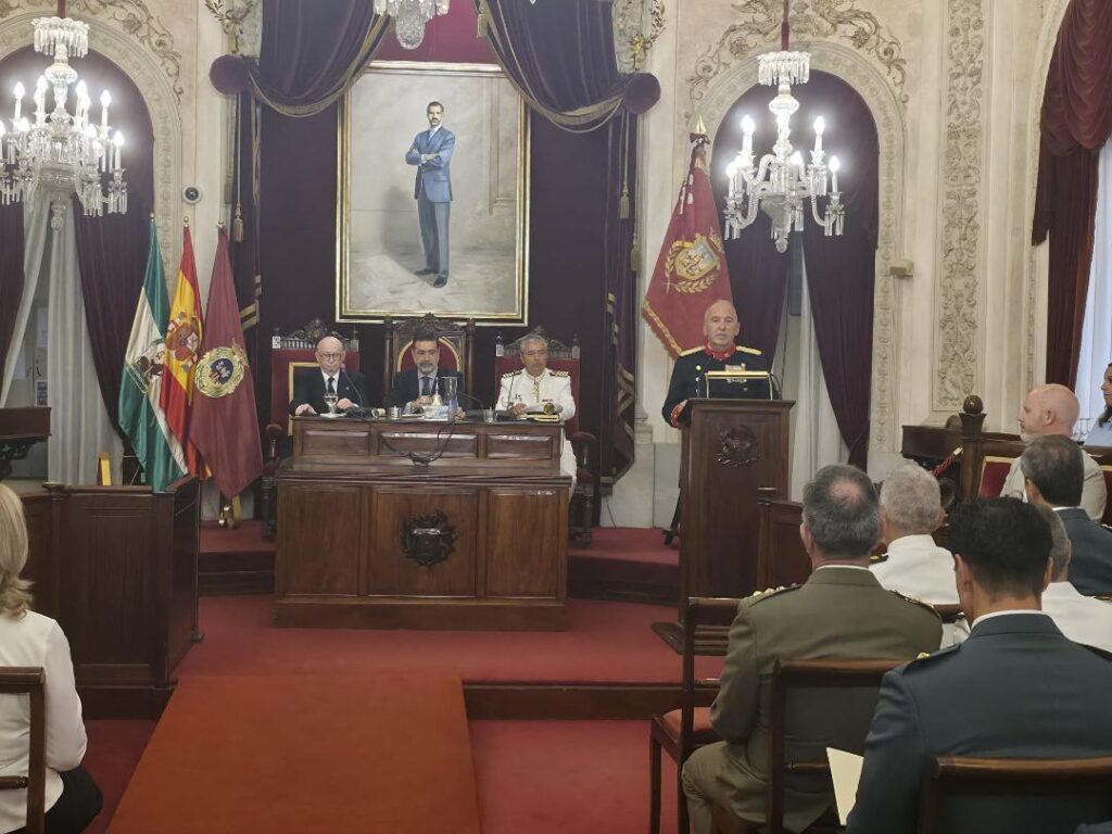 Coronel Jesús Núñez Calvo dando un discurso en el Ayuntamiento de Cádiz