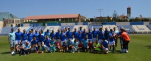 Jugadores de la Selección Andaluza de Veteranos posando en el estadio