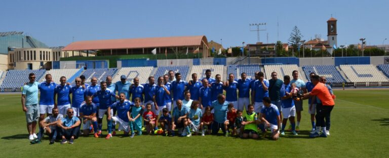 Jugadores de la Selección Andaluza de Veteranos posando en el estadio
