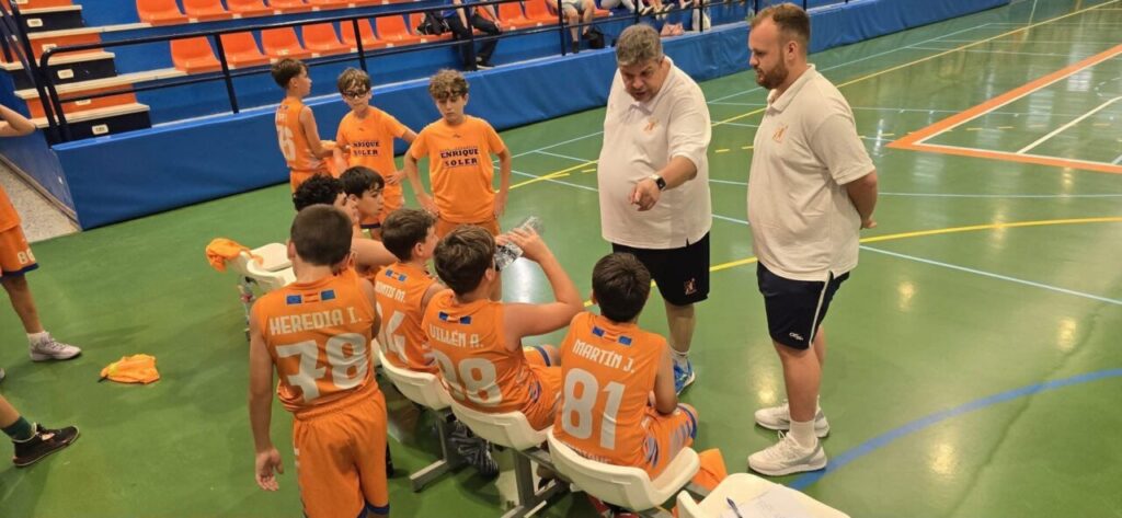 Jugadores del equipo Mini Masculino del C.D. Enrique Soler en un partido de baloncesto