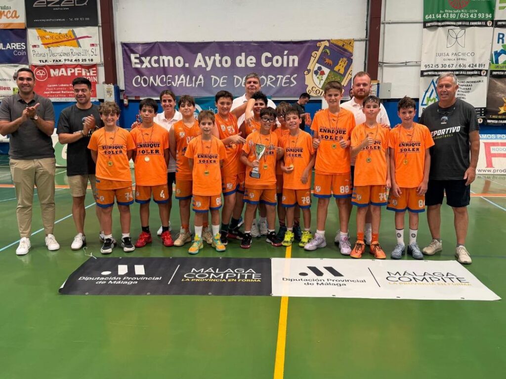 Equipo Mini Masculino del C.D. Enrique Soler con medallas tras el torneo