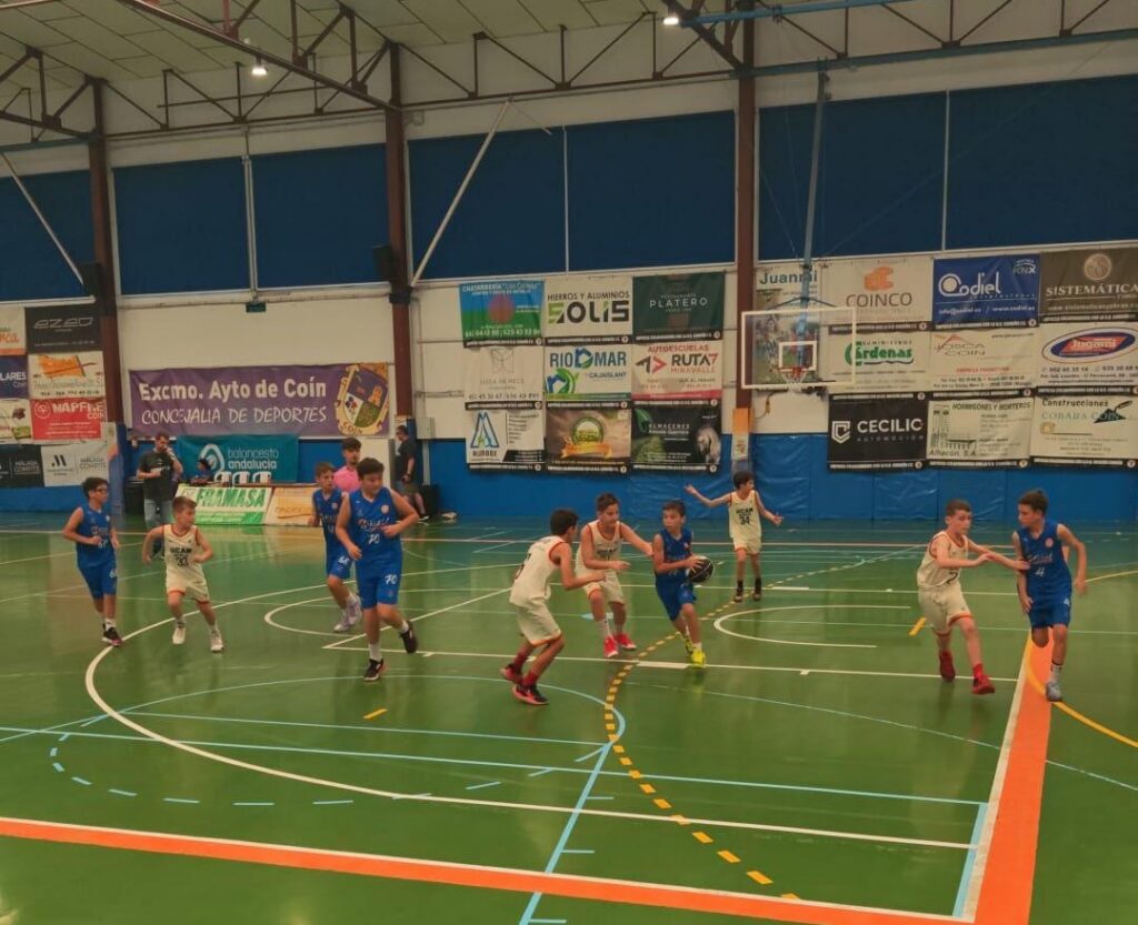 Jugadores del C.D. Enrique Soler compitiendo en el Torneo Minibasket Coín 2026.