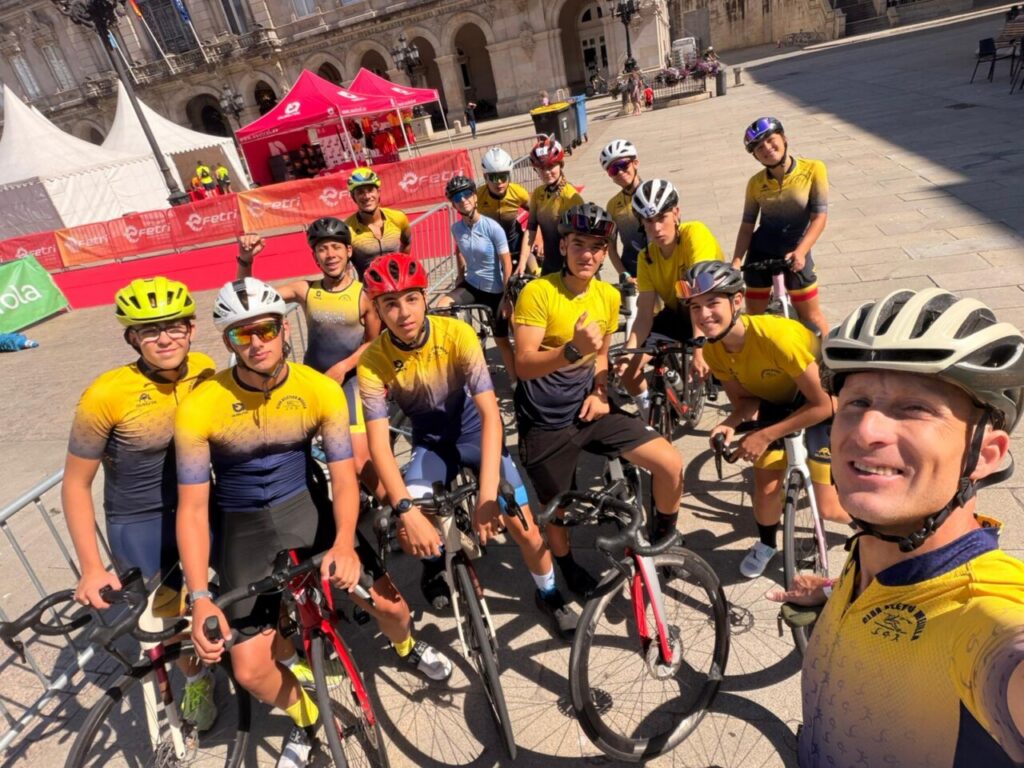 Grupo de triatletas del Club Atlético Melilla en Galicia con bicicletas