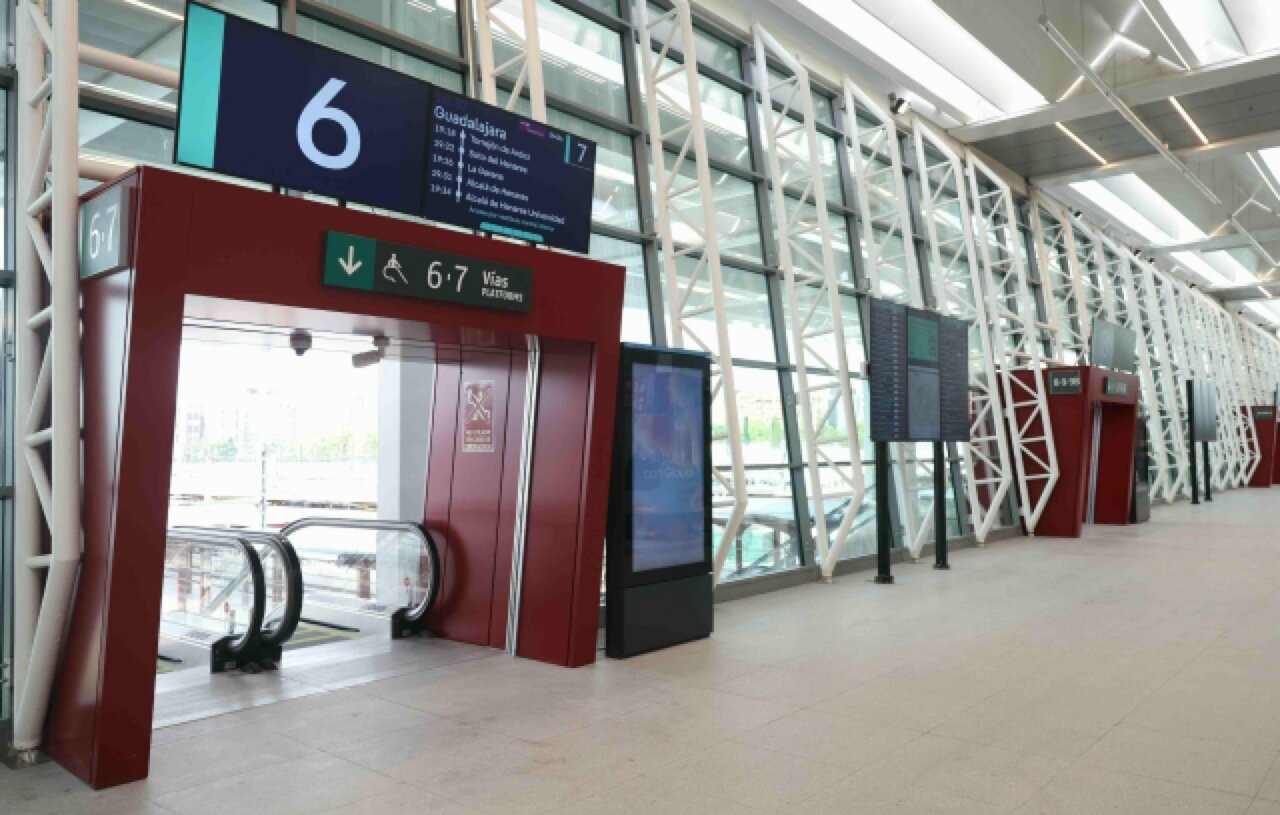 Interior del nuevo vestíbulo de la estación Chamartín con pantallas informativas