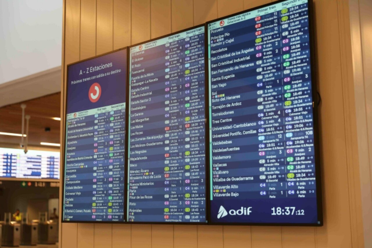 Pantalla de horarios en la estación de Chamartín mostrando trenes y destinos.