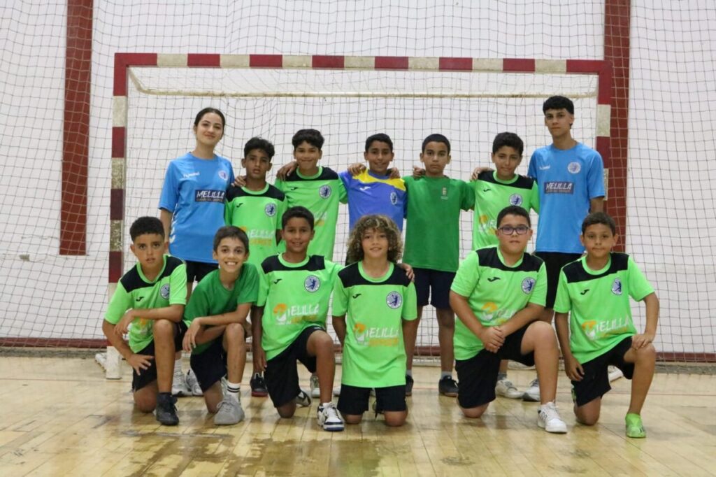 Equipo de balonmano alevín de la Federación Melillense posando en el pabellón