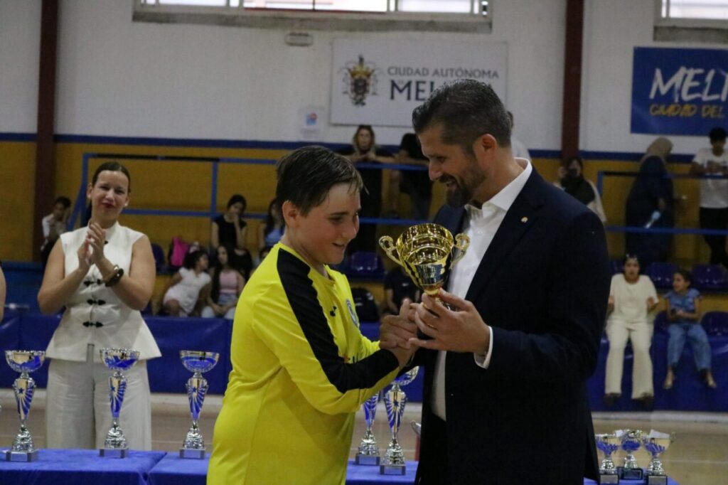 Entrega de trofeos en la clausura de la Liga Alevín de balonmano en Melilla
