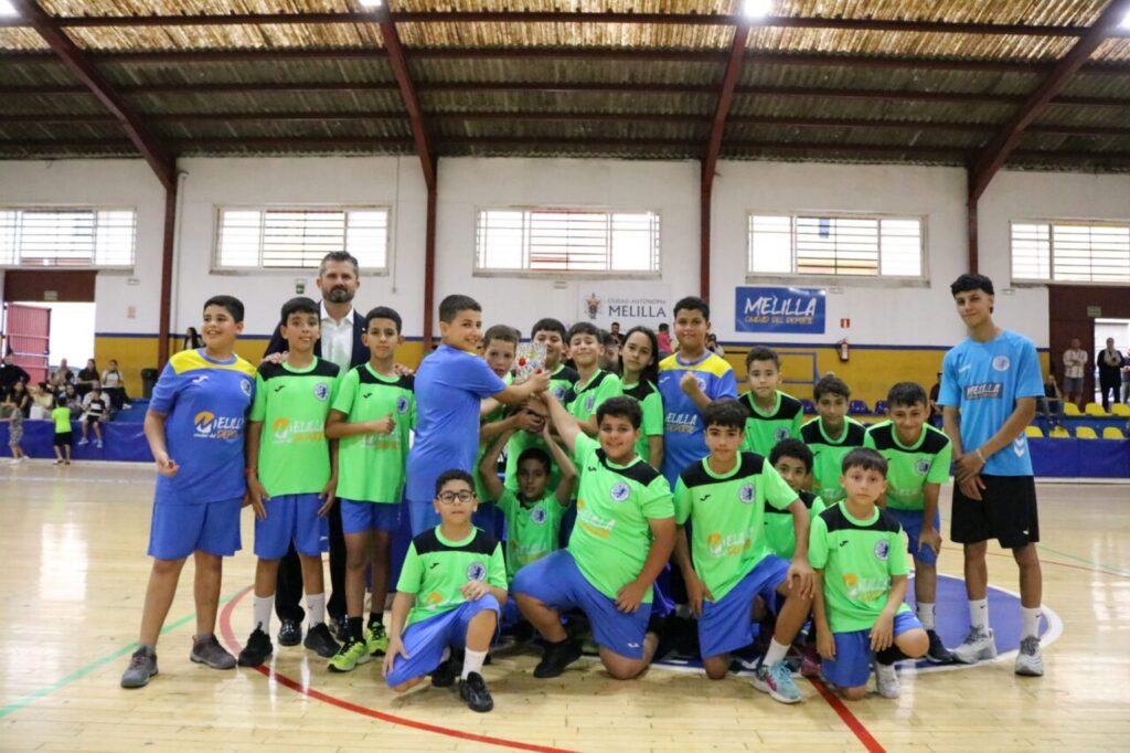 Entrega de trofeos en la Liga Alevín de balonmano en Melilla
