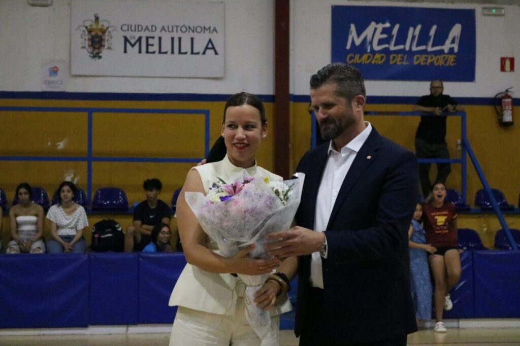 Entrega de trofeos en la clausura de la Liga Alevín de balonmano en Melilla.