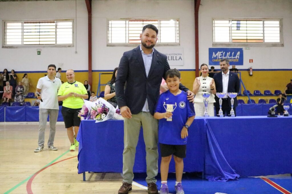 Entrega de trofeos en la clausura de la Liga Alevín de balonmano en Melilla