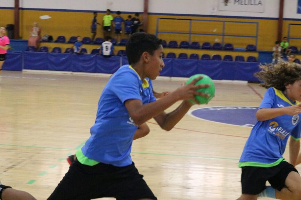 Niños jugando balonmano en el Pabellón Municipal Lázaro Fernández