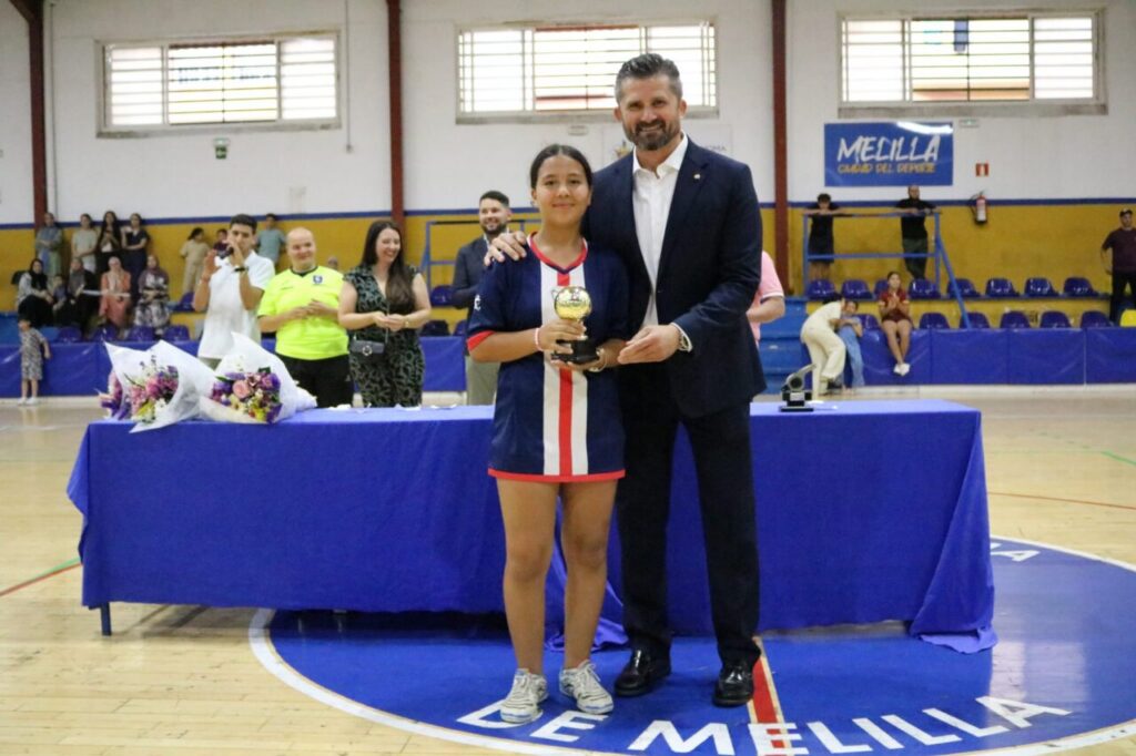 Entrega de trofeos en la clausura de la Liga Alevín de balonmano en Melilla