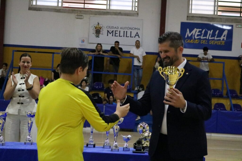 Entrega de trofeos en la clausura de la Liga Alevín de balonmano en Melilla