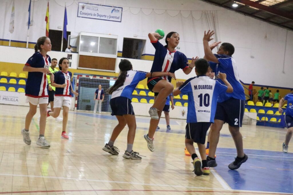 Jugadores de balonmano en acción durante la Liga Alevín en Melilla