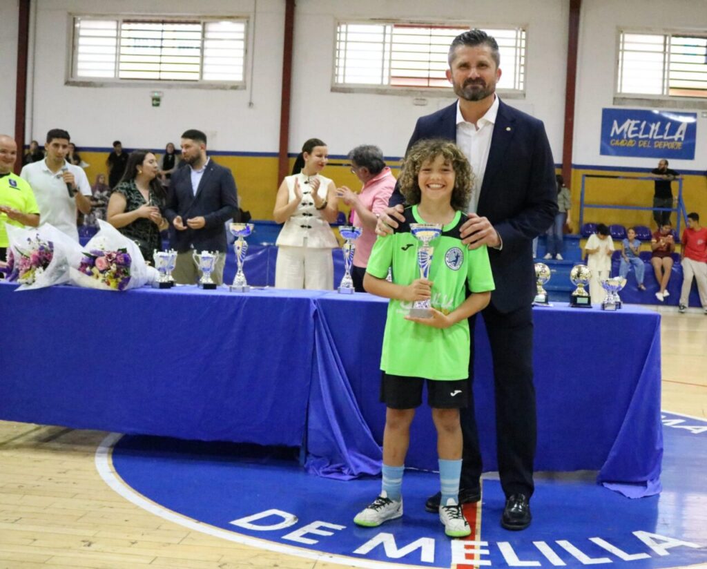 Entrega de trofeos en la clausura de la Liga Alevín de balonmano en Melilla.