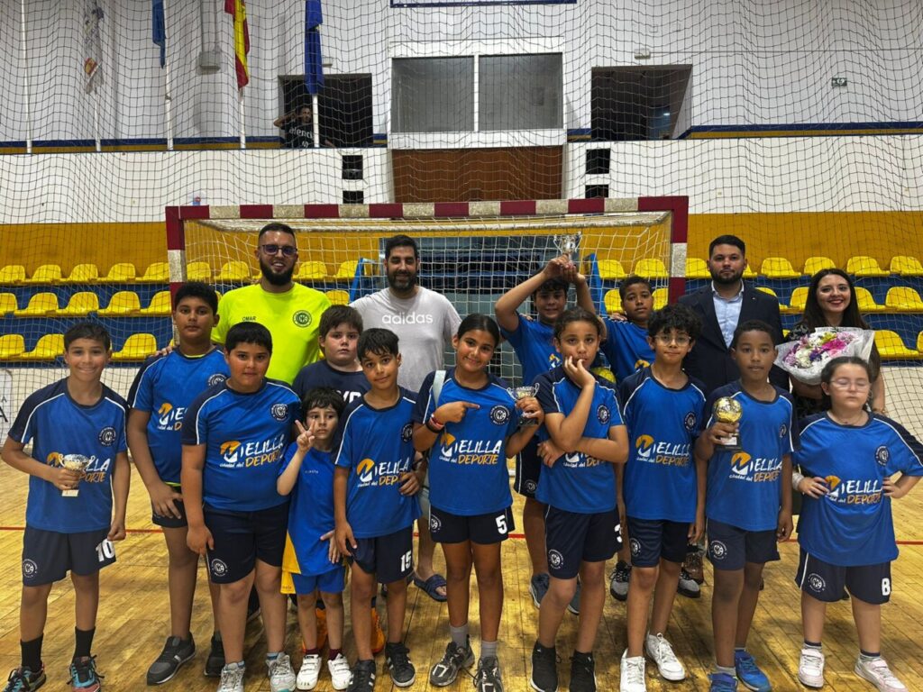 Entrega de trofeos a jóvenes jugadores de balonmano en Melilla