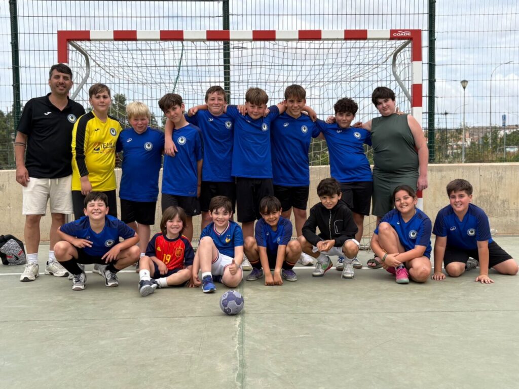 Equipo de balonmano alevín de la Federación Melillense posando en el campo
