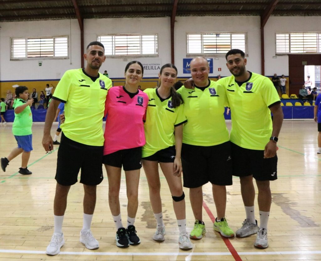 Entrenadores y árbitros en la clausura de la Liga Alevín de balonmano en Melilla