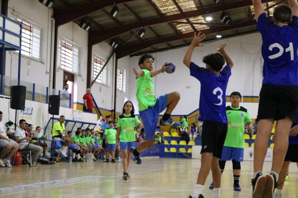 Niños jugando balonmano en el Pabellón Municipal Lázaro Fernández.