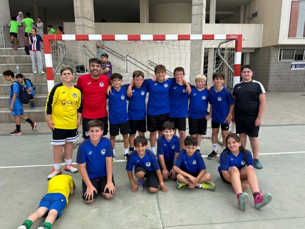 Grupo de jóvenes jugadores de balonmano en el Pabellón Municipal Lázaro Fernández