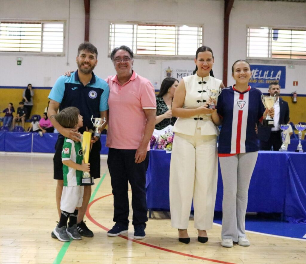 Entrega de trofeos en la clausura de la Liga Alevín de balonmano en Melilla.