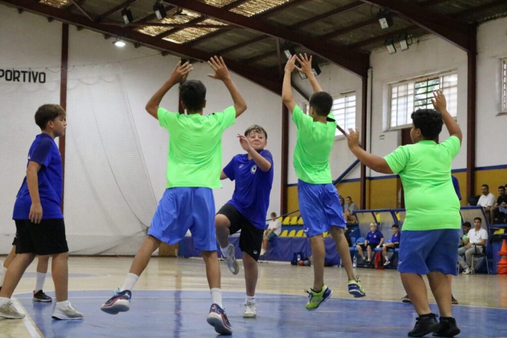 Jóvenes jugadores de balonmano en acción durante la clausura de la Liga Alevín.