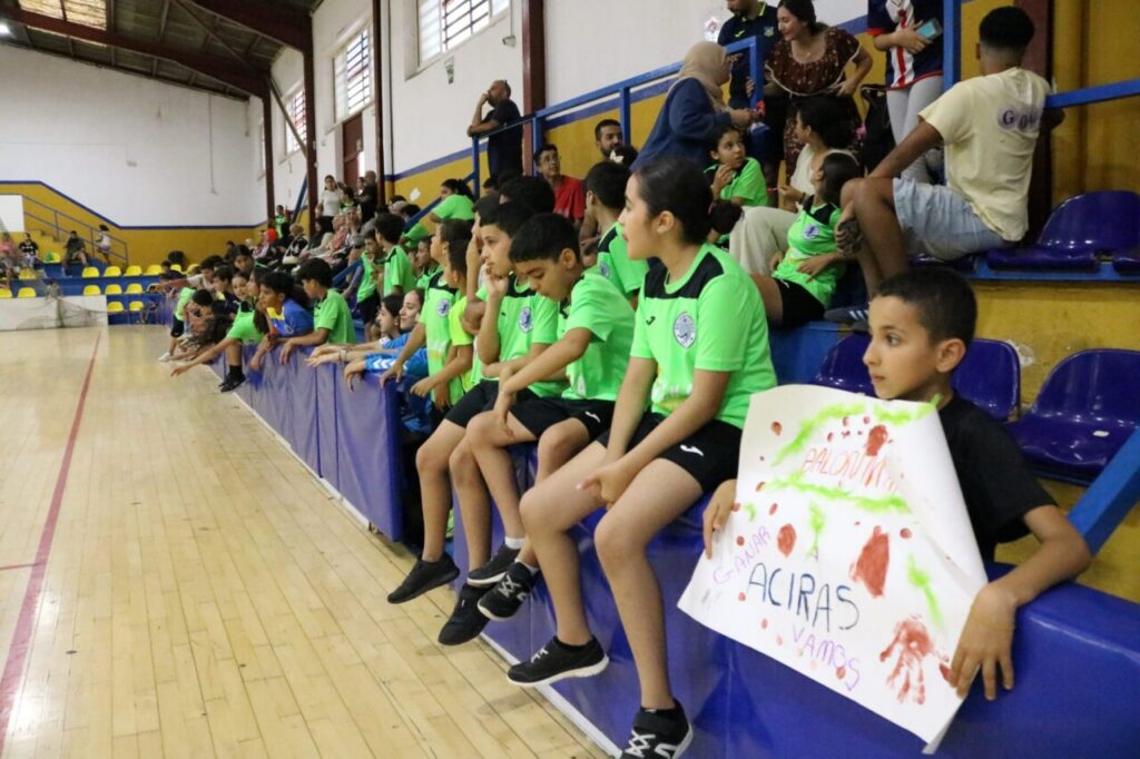 Niños animando en la clausura de la Liga Alevín de balonmano en Melilla