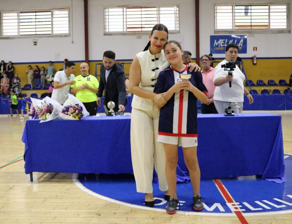 Entrega de trofeos en la clausura de la Liga Alevín de balonmano en Melilla