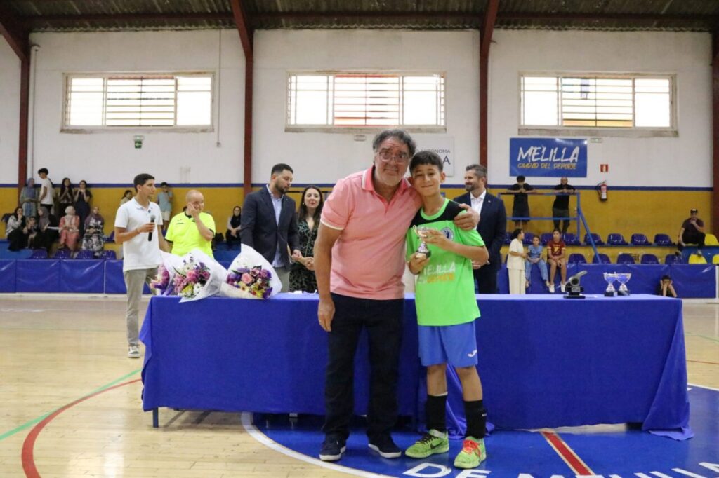 Entrega de trofeos en la clausura de la Liga Alevín de balonmano en Melilla