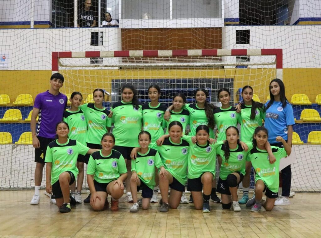Equipo de balonmano alevín femenino de la Federación Melillense posando en el pabellón