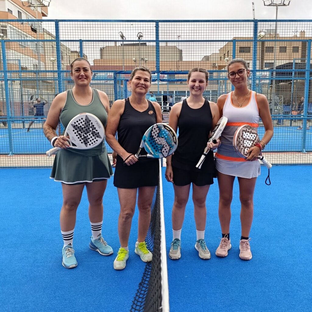 Cuatro jugadoras de pádel posando en la cancha durante el torneo
