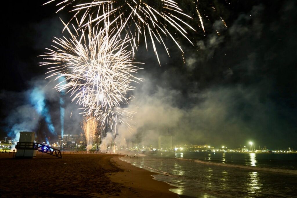 Fuegos artificiales iluminando el cielo en la Noche de San Juan en Melilla