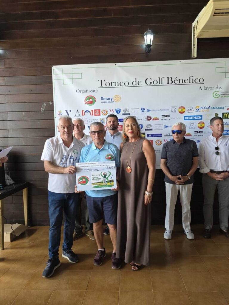 Participantes del torneo de golf benéfico en Melilla con cheque simbólico