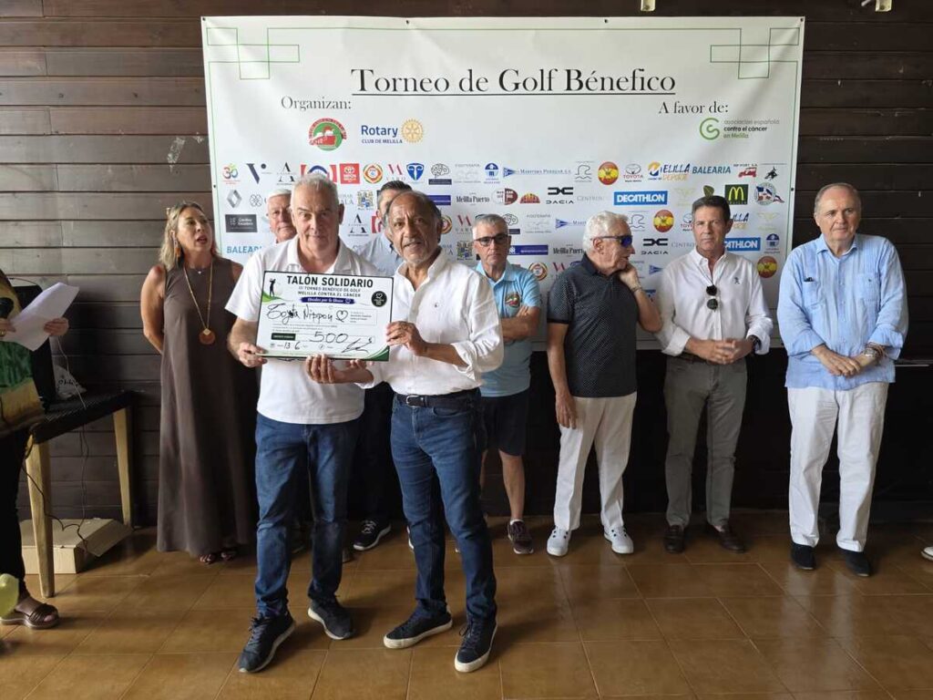 Entrega de cheque simbólico en torneo de golf benéfico en Melilla