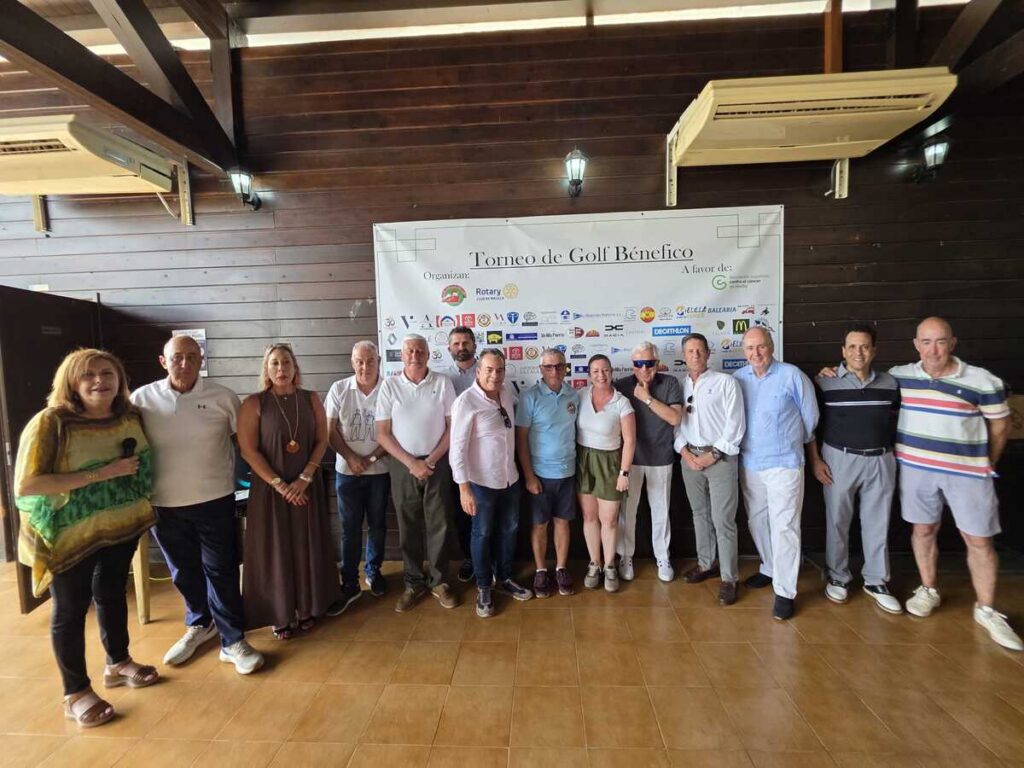 Grupo de participantes en el torneo de golf benéfico organizado por Rotary Club de Melilla.