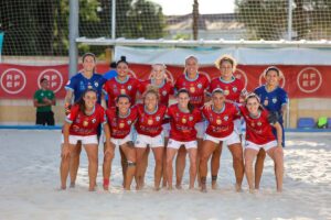 Equipo de fútbol playa C.D. Higicontrol Melilla posando en la arena