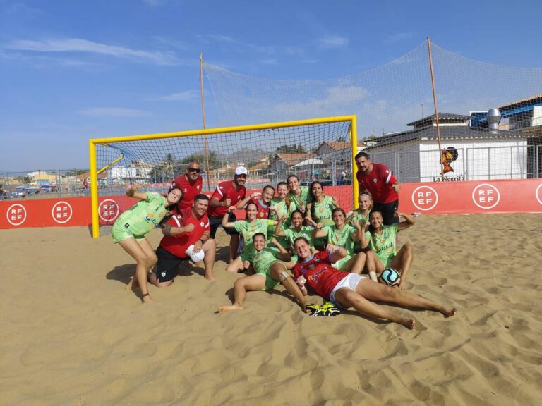 Jugadoras de la Peña Real Madrid y Higicontrol B en la playa