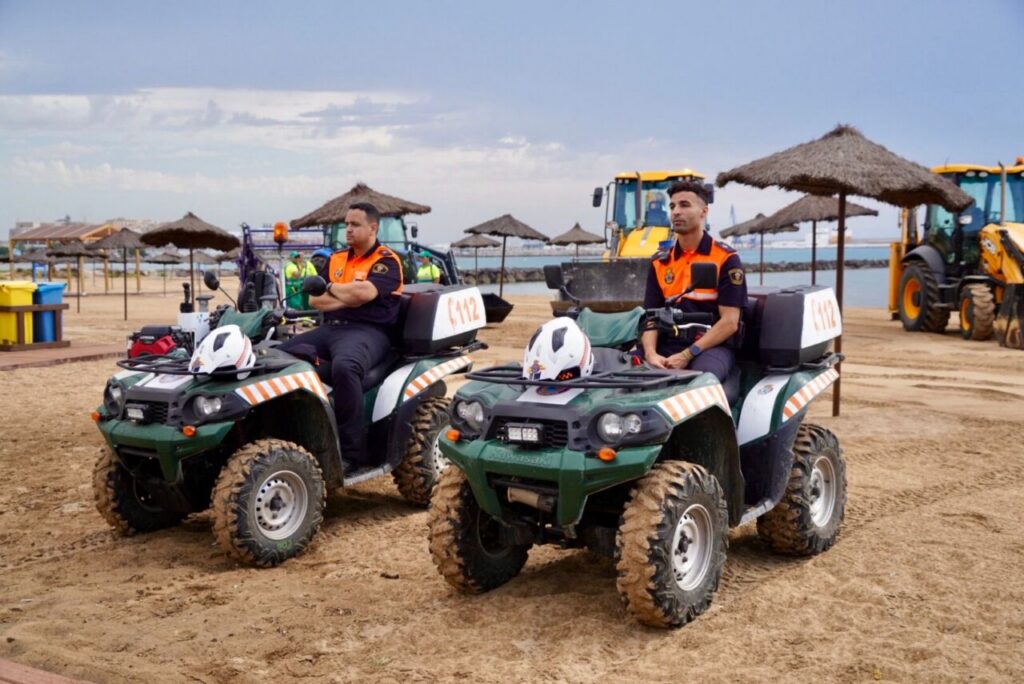 Dos agentes de seguridad en cuatrimotos en la playa de Melilla
