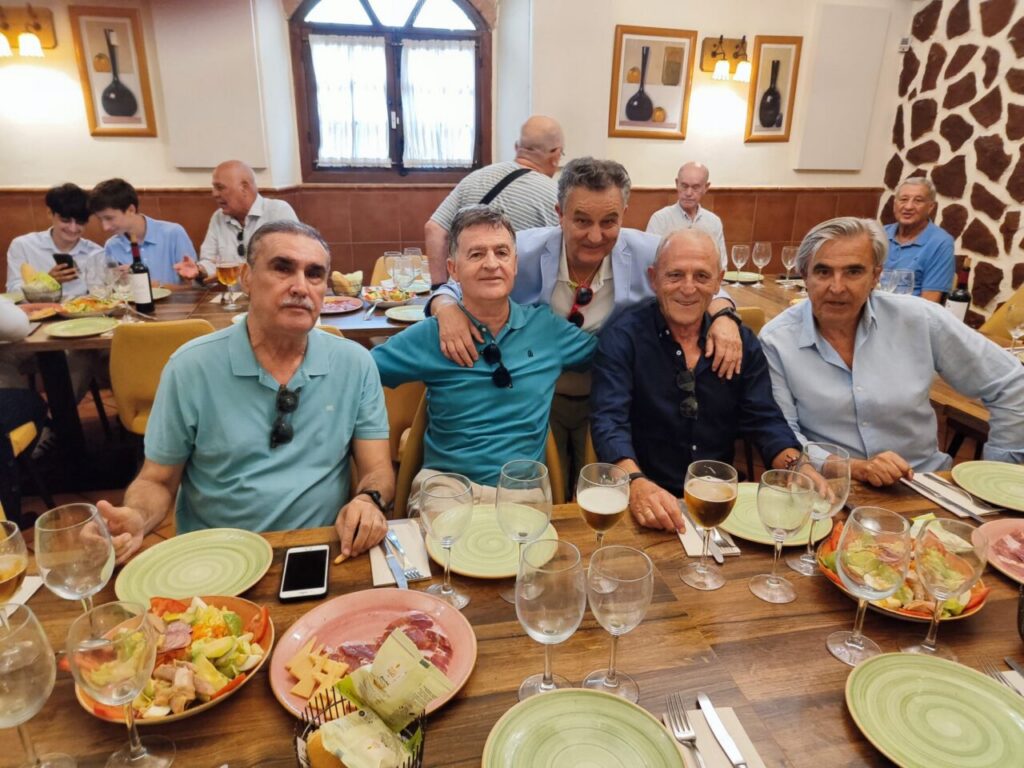 Grupo de amigos en homenaje a José Martínez Cruz en Melilla