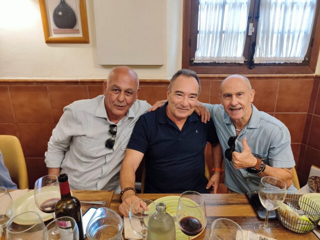 Tres hombres sonrientes en un homenaje a Pepito en Melilla