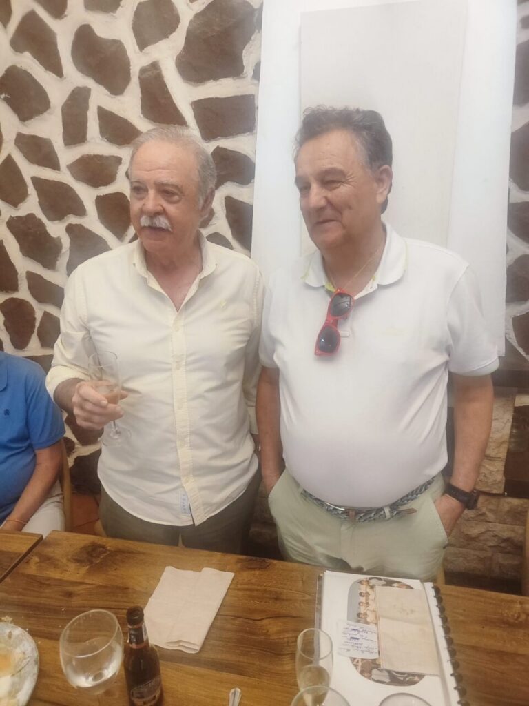 Dos hombres brindando durante el homenaje a Pepito en Melilla