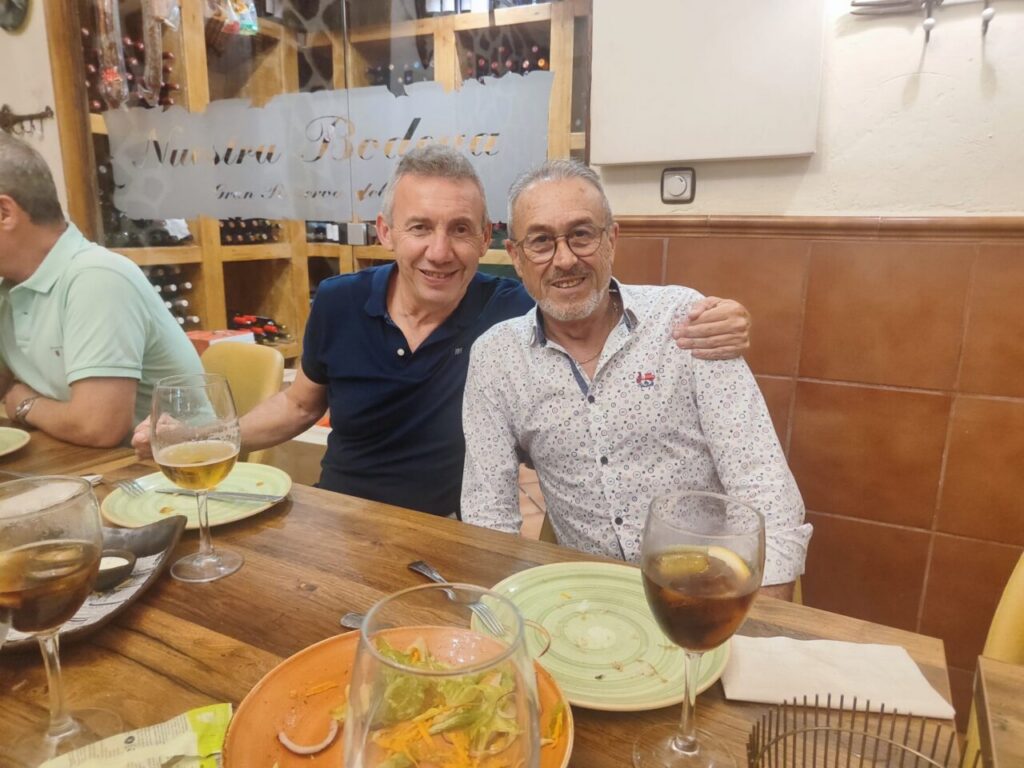 Dos hombres sonrientes en un homenaje a José Martínez Cruz 'Pepito'