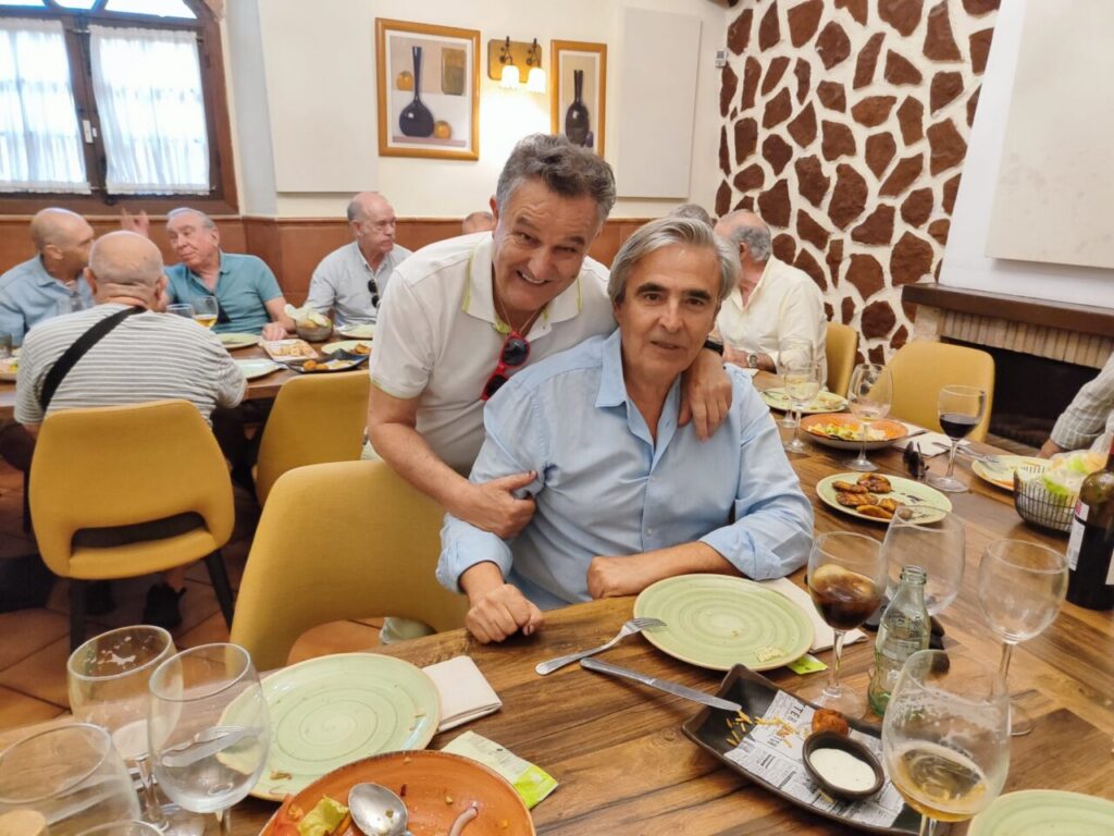 Homenaje a José Martínez Cruz en un restaurante con amigos y familiares.