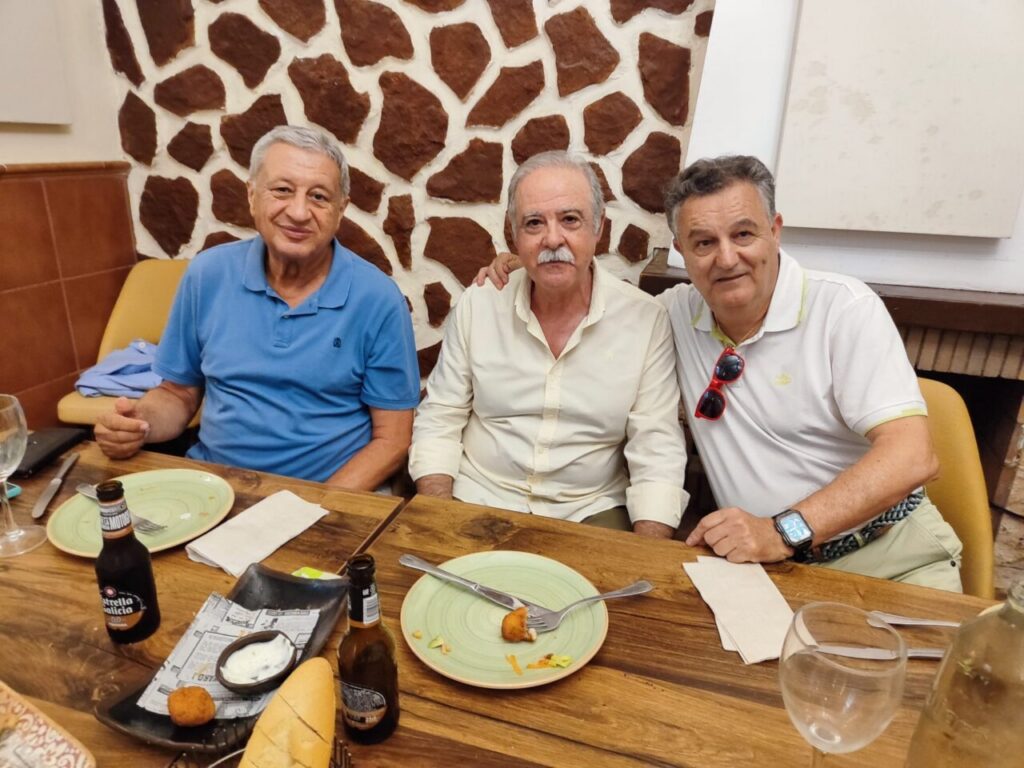 Tres hombres sonriendo durante un homenaje en Melilla