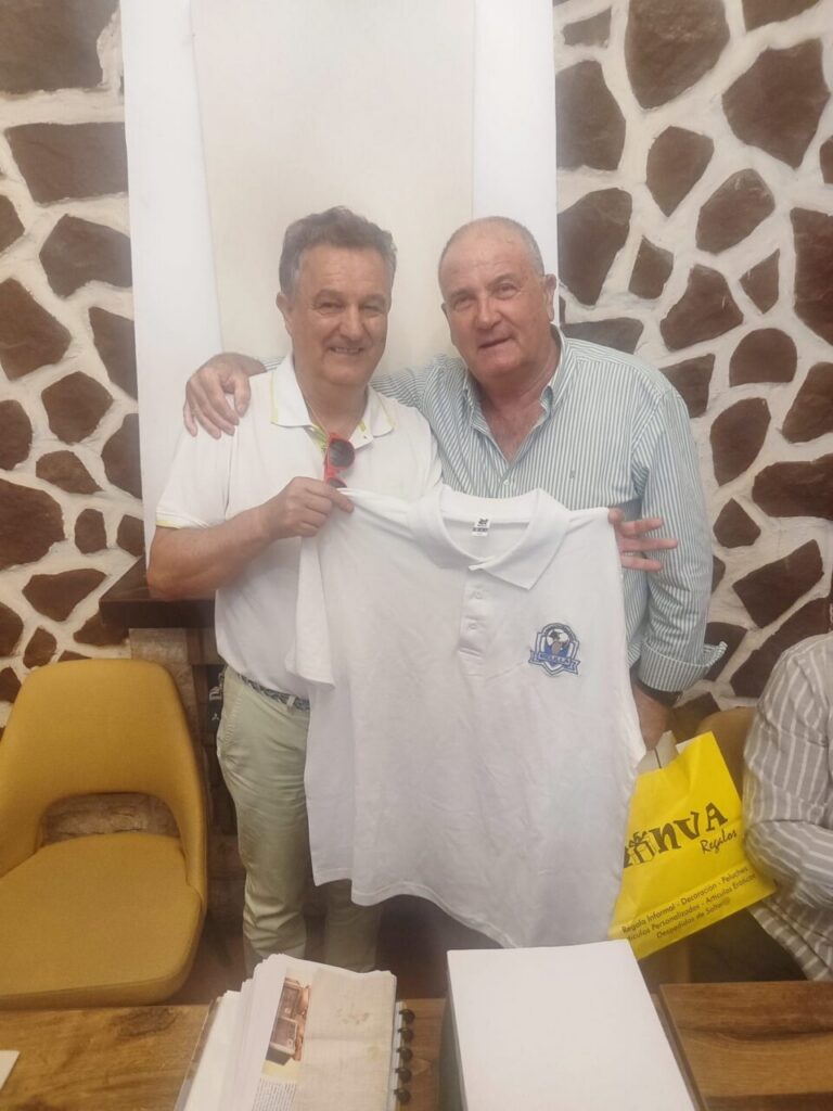 Dos hombres sosteniendo una camiseta en un homenaje deportivo en Melilla