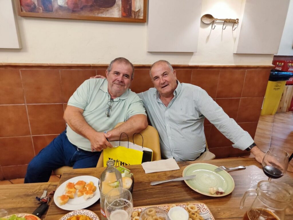 Dos hombres sonriendo durante un homenaje en Melilla