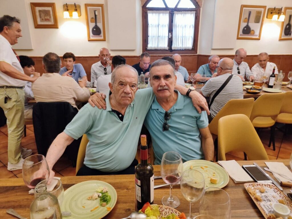 Homenaje a José Martínez Cruz con amigos y familiares en un restaurante