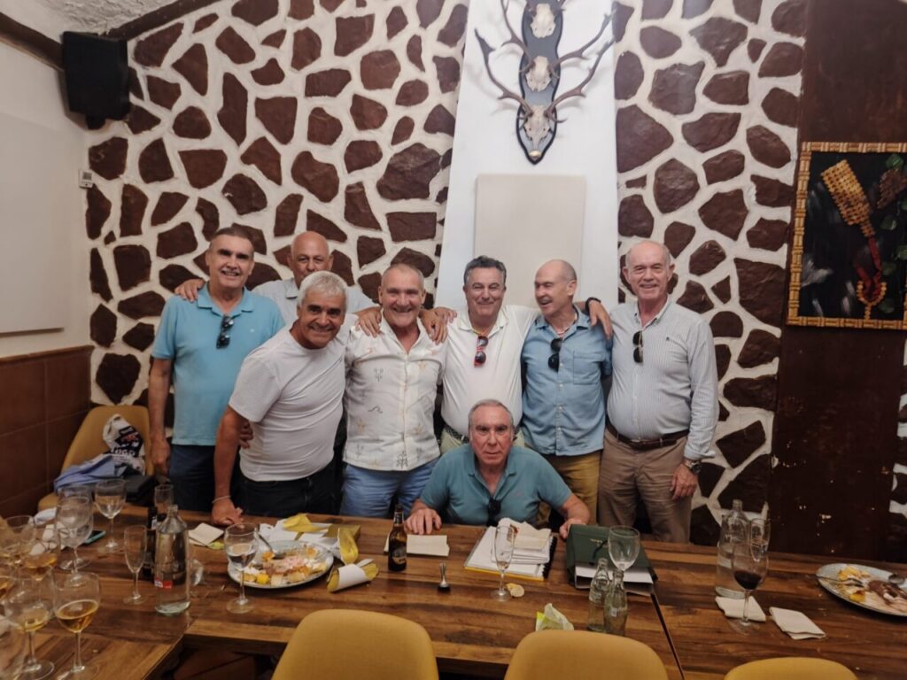 Grupo de amigos futboleros rindiendo homenaje a Pepito en Melilla