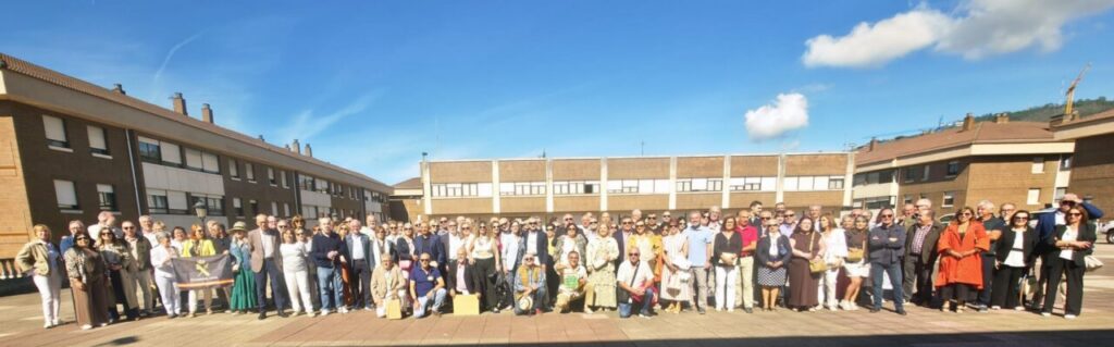 Grupo de personas en el reencuentro nacional de la Guardia Civil en Asturias