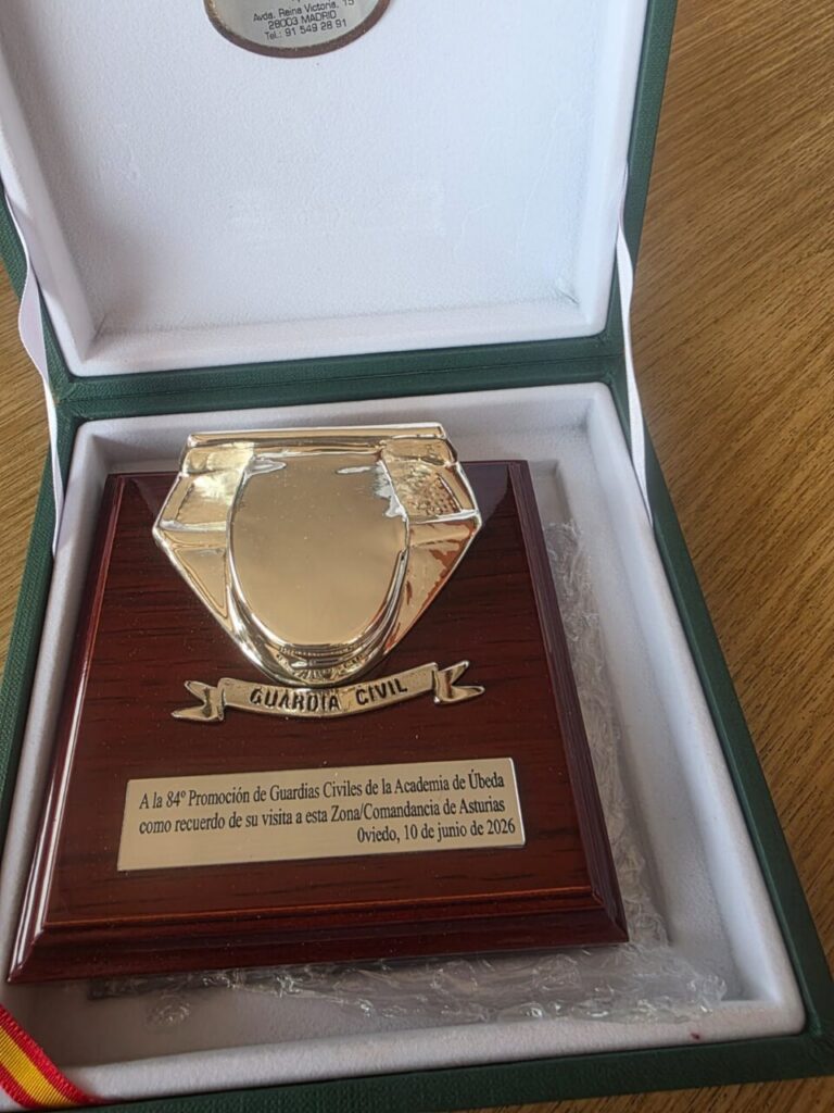 Placa conmemorativa de la 84.ª Promoción de la Guardia Civil en Asturias